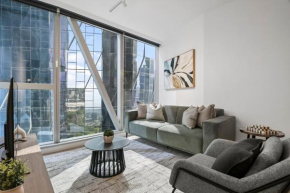 Modern and Stylish Apt In Best Location w Pool and Gym